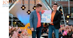 11-06-2014 SHOWBIZZ; TROS MUZIEKFEEST OP HET PLEIN IN AMSTELVEEN. Het was een grote verrassing voor iedereen dat JOHNNY DE MOL JR. kwam optreden met Jan Smit. Johnny kreeg van Jan na het optreden een Gouden Award uitgereikt voor hun gezamenlijk WK hit.
foto: Albert den Iseger