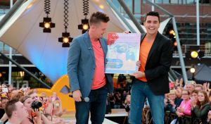 11-06-2014 SHOWBIZZ; TROS MUZIEKFEEST OP HET PLEIN IN AMSTELVEEN. Het was een grote verrassing voor iedereen dat JOHNNY DE MOL JR. kwam optreden met Jan Smit. Johnny kreeg van Jan na het optreden een Gouden Award uitgereikt voor hun gezamenlijk WK hit.
foto: Albert den Iseger