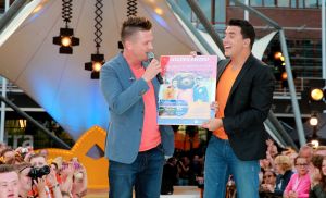11-06-2014 SHOWBIZZ; TROS MUZIEKFEEST OP HET PLEIN IN AMSTELVEEN. Het was een grote verrassing voor iedereen dat JOHNNY DE MOL JR. kwam optreden met Jan Smit. Johnny kreeg van Jan na het optreden een Gouden Award uitgereikt voor hun gezamenlijk WK hit.
foto: Albert den Iseger