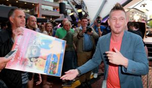 11-06-2014 SHOWBIZZ; TROS MUZIEKFEEST OP HET PLEIN IN AMSTELVEEN. Het was een grote verrassing voor iedereen dat JOHNNY DE MOL JR. kwam optreden met Jan Smit. Johnny kreeg van Jan na het optreden een Gouden Award uitgereikt voor hun gezamenlijk WK hit.
foto: Albert den Iseger