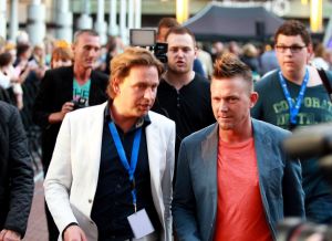11-06-2014 SHOWBIZZ; TROS MUZIEKFEEST OP HET PLEIN IN AMSTELVEEN. Het was een grote verrassing voor iedereen dat JOHNNY DE MOL JR. kwam optreden met Jan Smit. Johnny kreeg van Jan na het optreden een Gouden Award uitgereikt voor hun gezamenlijk WK hit.
foto: Albert den Iseger
