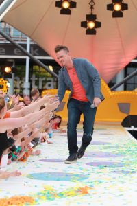 11-06-2014 SHOWBIZZ; TROS MUZIEKFEEST OP HET PLEIN IN AMSTELVEEN. Het was een grote verrassing voor iedereen dat JOHNNY DE MOL JR. kwam optreden met Jan Smit. Johnny kreeg van Jan na het optreden een Gouden Award uitgereikt voor hun gezamenlijk WK hit.
foto: Albert den Iseger