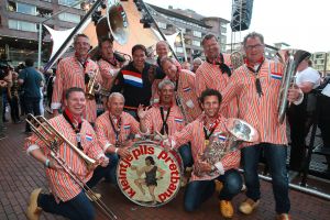 11-06-2014 SHOWBIZZ; TROS MUZIEKFEEST OP HET PLEIN IN AMSTELVEEN. Het was een grote verrassing voor iedereen dat JOHNNY DE MOL JR. kwam optreden met Jan Smit. Johnny kreeg van Jan na het optreden een Gouden Award uitgereikt voor hun gezamenlijk WK hit.
foto: Albert den Iseger