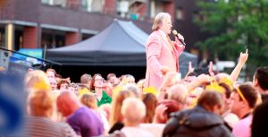 11-06-2014 SHOWBIZZ; TROS MUZIEKFEEST OP HET PLEIN IN AMSTELVEEN. Het was een grote verrassing voor iedereen dat JOHNNY DE MOL JR. kwam optreden met Jan Smit. Johnny kreeg van Jan na het optreden een Gouden Award uitgereikt voor hun gezamenlijk WK hit.
foto: Albert den Iseger