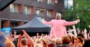 11-06-2014 SHOWBIZZ; TROS MUZIEKFEEST OP HET PLEIN IN AMSTELVEEN. Het was een grote verrassing voor iedereen dat JOHNNY DE MOL JR. kwam optreden met Jan Smit. Johnny kreeg van Jan na het optreden een Gouden Award uitgereikt voor hun gezamenlijk WK hit.
foto: Albert den Iseger