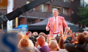 11-06-2014 SHOWBIZZ; TROS MUZIEKFEEST OP HET PLEIN IN AMSTELVEEN. Het was een grote verrassing voor iedereen dat JOHNNY DE MOL JR. kwam optreden met Jan Smit. Johnny kreeg van Jan na het optreden een Gouden Award uitgereikt voor hun gezamenlijk WK hit.
foto: Albert den Iseger