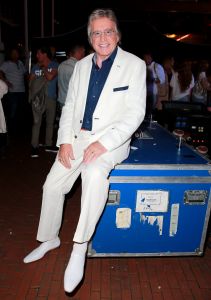11-06-2014 SHOWBIZZ; TROS MUZIEKFEEST OP HET PLEIN IN AMSTELVEEN. Het was een grote verrassing voor iedereen dat JOHNNY DE MOL JR. kwam optreden met Jan Smit. Johnny kreeg van Jan na het optreden een Gouden Award uitgereikt voor hun gezamenlijk WK hit.
foto: Albert den Iseger