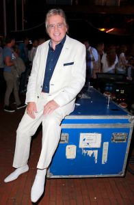 11-06-2014 SHOWBIZZ; TROS MUZIEKFEEST OP HET PLEIN IN AMSTELVEEN. Het was een grote verrassing voor iedereen dat JOHNNY DE MOL JR. kwam optreden met Jan Smit. Johnny kreeg van Jan na het optreden een Gouden Award uitgereikt voor hun gezamenlijk WK hit.
foto: Albert den Iseger