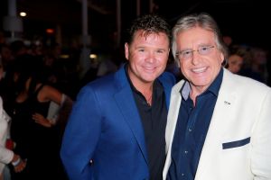 11-06-2014 SHOWBIZZ; TROS MUZIEKFEEST OP HET PLEIN IN AMSTELVEEN. Het was een grote verrassing voor iedereen dat JOHNNY DE MOL JR. kwam optreden met Jan Smit. Johnny kreeg van Jan na het optreden een Gouden Award uitgereikt voor hun gezamenlijk WK hit.
foto: Albert den Iseger