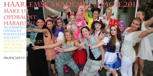 08-06-2014 PRESS; HAARLEMSE AKADEMIE VISAGIE 2014. De opdracht was nu om een HARAJUKU GIRLS make up te maken, compleet met kleding en kapsel. Het succes was GROOTS. Uitgeest wist even geen raad met de mooi opgemaakte JURU GIRLS. 
foto: Albert den Iseger
