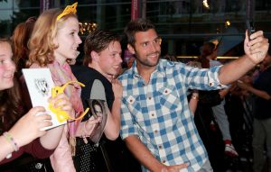 11-06-2014 SHOWBIZZ; TROS MUZIEKFEEST OP HET PLEIN IN AMSTELVEEN. Het was een grote verrassing voor iedereen dat JOHNNY DE MOL JR. kwam optreden met Jan Smit. Johnny kreeg van Jan na het optreden een Gouden Award uitgereikt voor hun gezamenlijk WK hit.
foto: Albert den Iseger