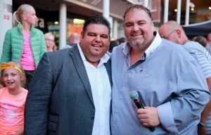11-06-2014 SHOWBIZZ; TROS MUZIEKFEEST OP HET PLEIN IN AMSTELVEEN. Het was een grote verrassing voor iedereen dat JOHNNY DE MOL JR. kwam optreden met Jan Smit. Johnny kreeg van Jan na het optreden een Gouden Award uitgereikt voor hun gezamenlijk WK hit.
foto: Albert den Iseger