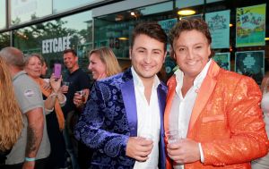 11-06-2014 SHOWBIZZ; TROS MUZIEKFEEST OP HET PLEIN IN AMSTELVEEN. Het was een grote verrassing voor iedereen dat JOHNNY DE MOL JR. kwam optreden met Jan Smit. Johnny kreeg van Jan na het optreden een Gouden Award uitgereikt voor hun gezamenlijk WK hit.
foto: Albert den Iseger