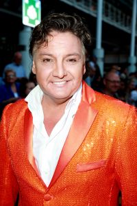 11-06-2014 SHOWBIZZ; TROS MUZIEKFEEST OP HET PLEIN IN AMSTELVEEN. Het was een grote verrassing voor iedereen dat JOHNNY DE MOL JR. kwam optreden met Jan Smit. Johnny kreeg van Jan na het optreden een Gouden Award uitgereikt voor hun gezamenlijk WK hit.
foto: Albert den Iseger