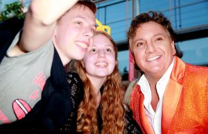11-06-2014 SHOWBIZZ; TROS MUZIEKFEEST OP HET PLEIN IN AMSTELVEEN. Het was een grote verrassing voor iedereen dat JOHNNY DE MOL JR. kwam optreden met Jan Smit. Johnny kreeg van Jan na het optreden een Gouden Award uitgereikt voor hun gezamenlijk WK hit.
foto: Albert den Iseger