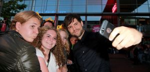 11-06-2014 SHOWBIZZ; TROS MUZIEKFEEST OP HET PLEIN IN AMSTELVEEN. Het was een grote verrassing voor iedereen dat JOHNNY DE MOL JR. kwam optreden met Jan Smit. Johnny kreeg van Jan na het optreden een Gouden Award uitgereikt voor hun gezamenlijk WK hit.
foto: Albert den Iseger