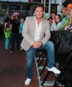 11-06-2014 SHOWBIZZ; TROS MUZIEKFEEST OP HET PLEIN IN AMSTELVEEN. Het was een grote verrassing voor iedereen dat JOHNNY DE MOL JR. kwam optreden met Jan Smit. Johnny kreeg van Jan na het optreden een Gouden Award uitgereikt voor hun gezamenlijk WK hit.
foto: Albert den Iseger