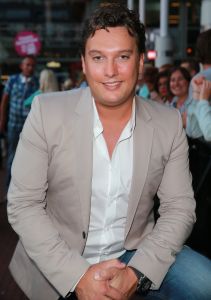 11-06-2014 SHOWBIZZ; TROS MUZIEKFEEST OP HET PLEIN IN AMSTELVEEN. Het was een grote verrassing voor iedereen dat JOHNNY DE MOL JR. kwam optreden met Jan Smit. Johnny kreeg van Jan na het optreden een Gouden Award uitgereikt voor hun gezamenlijk WK hit.
foto: Albert den Iseger