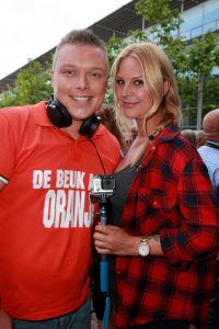 11-06-2014 SHOWBIZZ; TROS MUZIEKFEEST OP HET PLEIN IN AMSTELVEEN. Het was een grote verrassing voor iedereen dat JOHNNY DE MOL JR. kwam optreden met Jan Smit. Johnny kreeg van Jan na het optreden een Gouden Award uitgereikt voor hun gezamenlijk WK hit.
foto: Albert den Iseger