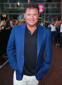 11-06-2014 SHOWBIZZ; TROS MUZIEKFEEST OP HET PLEIN IN AMSTELVEEN. Het was een grote verrassing voor iedereen dat JOHNNY DE MOL JR. kwam optreden met Jan Smit. Johnny kreeg van Jan na het optreden een Gouden Award uitgereikt voor hun gezamenlijk WK hit.
foto: Albert den Iseger