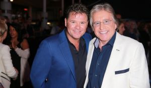 11-06-2014 SHOWBIZZ; TROS MUZIEKFEEST OP HET PLEIN IN AMSTELVEEN. Het was een grote verrassing voor iedereen dat JOHNNY DE MOL JR. kwam optreden met Jan Smit. Johnny kreeg van Jan na het optreden een Gouden Award uitgereikt voor hun gezamenlijk WK hit.
foto: Albert den Iseger