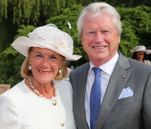 17-06-2015 SHOWBIZZ; EERSTE HARINGPARTY IS NATUURLIJK IN HAARZUILENS.
De grote afwezige vanavond was ERICA TERPSTRA die wegens ziekte verstek moest laten gaan.
foto: Albert den Iseger