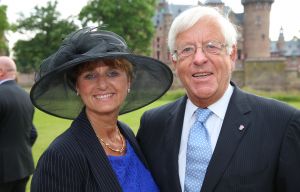 17-06-2015 SHOWBIZZ; EERSTE HARINGPARTY IS NATUURLIJK IN HAARZUILENS.
De grote afwezige vanavond was ERICA TERPSTRA die wegens ziekte verstek moest laten gaan.
foto: Albert den Iseger