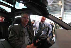 18-06-2015 NIEUWS; MARTIN SCHILDER INTRODUCEERDE AUDI Q7 IN SFEER VOLLE SHOWROOM.Er was voor iedereen wat wils, mooie Audi-s, make up, gezelligheid, muziek, snelle maar vooral vriendelijk en deskundige verkopers, modeshows, proffesionele hulp in werkplaats met vooral nuttige Audi tips,veel bubbels en natuurlijk de onthulling van de nieuwe AUDI Q7.
foto: Albert den Iseger