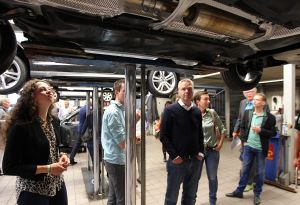 18-06-2015 NIEUWS; MARTIN SCHILDER INTRODUCEERDE AUDI Q7 IN SFEER VOLLE SHOWROOM.Er was voor iedereen wat wils, mooie Audi-s, make up, gezelligheid, muziek, snelle maar vooral vriendelijk en deskundige verkopers, modeshows, proffesionele hulp in werkplaats met vooral nuttige Audi tips,veel bubbels en natuurlijk de onthulling van de nieuwe AUDI Q7.
foto: Albert den Iseger