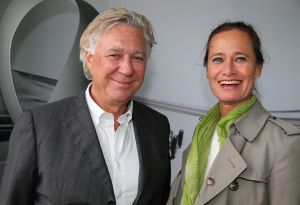 18-06-2015 NIEUWS; MARTIN SCHILDER INTRODUCEERDE AUDI Q7 IN SFEER VOLLE SHOWROOM.Er was voor iedereen wat wils, mooie Audi-s, make up, gezelligheid, muziek, snelle maar vooral vriendelijk en deskundige verkopers, modeshows, proffesionele hulp in werkplaats met vooral nuttige Audi tips,veel bubbels en natuurlijk de onthulling van de nieuwe AUDI Q7.
foto: Albert den Iseger