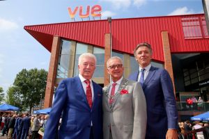 31-05-2016 NIEUWS; JOOP PUNT KRIJGT ERE PENNING VAN GEMEENTE ALKMAAR. JOOP PUNT de FILMHELD van Alkmaar en omstreken heeft een ere insigne van de stad opgespeld gekregen door de Burgemeester van Alkmaar. Dit ivm met de opening van VUE de megabioscoop,restaurant en casino.
foto: Albert den Iseger