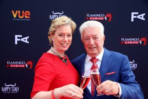 31-05-2016 NIEUWS; JOOP PUNT KRIJGT ERE PENNING VAN GEMEENTE ALKMAAR. JOOP PUNT de FILMHELD van Alkmaar en omstreken heeft een ere insigne van de stad opgespeld gekregen door de Burgemeester van Alkmaar. Dit ivm met de opening van VUE de megabioscoop,restaurant en casino.
foto: Albert den Iseger
