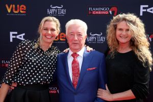 31-05-2016 NIEUWS; JOOP PUNT KRIJGT ERE PENNING VAN GEMEENTE ALKMAAR. JOOP PUNT de FILMHELD van Alkmaar en omstreken heeft een ere insigne van de stad opgespeld gekregen door de Burgemeester van Alkmaar. Dit ivm met de opening van VUE de megabioscoop,restaurant en casino.
foto: Albert den Iseger