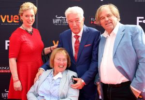 31-05-2016 NIEUWS; JOOP PUNT KRIJGT ERE PENNING VAN GEMEENTE ALKMAAR. JOOP PUNT de FILMHELD van Alkmaar en omstreken heeft een ere insigne van de stad opgespeld gekregen door de Burgemeester van Alkmaar. Dit ivm met de opening van VUE de megabioscoop,restaurant en casino.
foto: Albert den Iseger