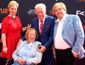 31-05-2016 NIEUWS; JOOP PUNT KRIJGT ERE PENNING VAN GEMEENTE ALKMAAR. JOOP PUNT de FILMHELD van Alkmaar en omstreken heeft een ere insigne van de stad opgespeld gekregen door de Burgemeester van Alkmaar. Dit ivm met de opening van VUE de megabioscoop,restaurant en casino.
foto: Albert den Iseger