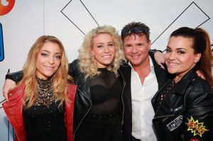 21-06-2016 SHOWBIZZ; WOLTER KROES SCHITTERT OP MUZIEK OP HET PLIEN IN VALKENSWAARD.En Wolter mag weer thuis komen van zijn dochter want hij ging op de foto met de dames van O G3NE waar zijn dochter een grote fan van is.
foto: Albert den Iseger