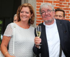 16-06-2016 SHOWBIZZ; BELLE PEREZ EN WOUTER VAN DER HORST GETROUWD. In het landelijke HERENTHOUT-BELGIE zijn Belle en Wouter getrouwd. Een echt SHOWBIZZ huwelijk!! Het paar lande in de tuin van het stadhuis met een helikopter en liep heel gezellig het stadhuis in. Veel fans waren aanwezig en iedereen had wel een cadeau mee voor het paar. Belle en Wouter namen alle tijd voor hun fans, pers en tv.
Het siert hun dat ze op zo n dag alle tijd namen voor de massaal toe gestroomde pers om toch vele moeilijke vragen te beantwoorde. De pers en fans namen na ruin een uur afscheid van het paar en kreeg als cadeau een prachtige fles wijn mee, een collectors item.
foto: Albert den Iseger