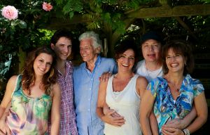 28-05-2017 SHOWBIZZ; FAMILIE VAN BEN CRAMER IS NU COMPLEET. Het was voor Ben veel werk maar ze zijn speciaal voor weekblad PRIVE naar Baarn toegekomen voor een familie fotoshoot.
foto: Albert den Iseger
