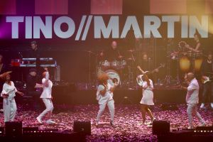 12-06-2017 SHOWBIZZ; TINO MARTIN LIET 17000 FANS STRALEN IN ZIGGO DOME. Tino liet 17000 fans stralen en genieten tijdens zijn show in de ZIGGO DOME. Gasten waren Glennis Grace-Gerard Joling-Time Less-Gin Dutch en New Gospel Sensation. In het voorprogramma stonden zijn vrienden Wesly Bronkhorst-Robert Leloy-Quincy. En top avond vol met prachtige muziek.
foto: Albert den Iseger