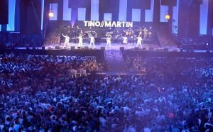 12-06-2017 SHOWBIZZ; TINO MARTIN LIET 17000 FANS STRALEN IN ZIGGO DOME. Tino liet 17000 fans stralen en genieten tijdens zijn show in de ZIGGO DOME. Gasten waren Glennis Grace-Gerard Joling-Time Less-Gin Dutch en New Gospel Sensation. In het voorprogramma stonden zijn vrienden Wesly Bronkhorst-Robert Leloy-Quincy. En top avond vol met prachtige muziek.
foto: Albert den Iseger