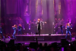 16-06-2018 SHOWBIZZ; TINO MARTIN IN THE ROUND ZIGGO DOME. Tino Martin stond weer in de Ziggo Dome voor 18500 uitbundige fans. Wat een feest voor zijn fans en de familie van Tino Martin. Een show van wereldformaat, alles klopte in de bomvolle Ziggo Dome, goed geluid en licht plus een  perfecte show.Het nummer LATER ALS IK GROTER BEN is achterhaald, hij is al de grootste. foto: Albert den Iseger
