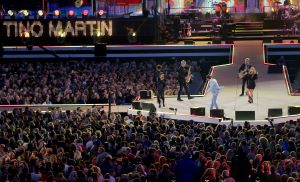 08-06-2019 SHOWBIZZ; TINO MARTIN IN HET OLYMPISCH STADION AMSTERDAM. Tino verraste de 28000 fans met een geweldig programma vol met mooie muziek.Rene Froger-Trijntje Oosterhuis en Glen Faria waren zijn gasten-vrienden die deze avond tot een succes maakte. Tino Martin was groots het een zeer grote G. Zijn fans waren uitbundig en de sfeer in het prachtige  stadion was een en al gezelligheid.
foto: Albert den Iseger