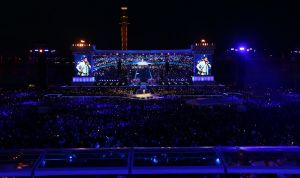 08-06-2019 SHOWBIZZ; TINO MARTIN IN HET OLYMPISCH STADION AMSTERDAM. Tino verraste de 28000 fans met een geweldig programma vol met mooie muziek.Rene Froger-Trijntje Oosterhuis en Glen Faria waren zijn gasten-vrienden die deze avond tot een succes maakte. Tino Martin was groots het een zeer grote G. Zijn fans waren uitbundig en de sfeer in het prachtige  stadion was een en al gezelligheid.
foto: Albert den Iseger
