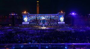 08-06-2019 SHOWBIZZ; TINO MARTIN IN HET OLYMPISCH STADION AMSTERDAM. Tino verraste de 28000 fans met een geweldig programma vol met mooie muziek.Rene Froger-Trijntje Oosterhuis en Glen Faria waren zijn gasten-vrienden die deze avond tot een succes maakte. Tino Martin was groots het een zeer grote G. Zijn fans waren uitbundig en de sfeer in het prachtige  stadion was een en al gezelligheid.
foto: Albert den Iseger