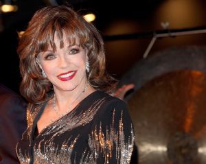 08-06-2022 SHOWBIZZ; JOAN COLLINS 89 IN SPRAAKMAKENDE DOCUMENTAIRE.
De inmiddels 89 jarige DYNASTY dame Joan Collins is straks te zien in een documentaire over haar langlopende carriere en priv leven.De actrice is 5 x getrouwd geweest en verteld over haar turbulente leven vol met hopeloze liefdes en Me Too ervaringen.
foto: Albert den Iseger
