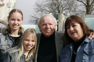 25-03-2005 SHOWBIZZ; VIP DAG IN WALIBI WORLD TE BIDDINGHUIZEN. VELE BN ers WAREN AANWEZIG OP DE OPENINGSDAG VAN HET VERNIEUWDE WALIBI WORLD.ADRIAAN VAN TOOR EN FAMILIE
FOTO\'S ALBERT DEN ISEGER