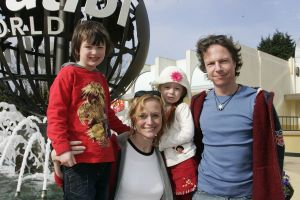 25-03-2005 SHOWBIZZ; VIP DAG IN WALIBI WORLD TE BIDDINGHUIZEN. VELE BN ers WAREN AANWEZIG OP DE OPENINGSDAG VAN HET VERNIEUWDE WALIBI WORLD.ADRIANE MEIJER EN KINDEREN EN VRIEND
FOTO\'S ALBERT DEN ISEGER