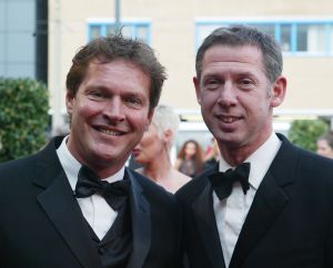 05-04-2004 SHOWBIZZ; PREMIERE VAN MUSICAL LION KING TE SCHEVENINGEN. ALBERT VERLINDE EN VRIEND ONNO 
FOTO; ALBERT DEN ISEGER.