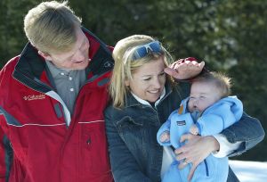 17-03-2004 KONINKLIJK HUIS: ALEX-AMALIA-MAXIMA OP VAKANTIE IN LECH OOSTENRIJK.Voor Amalia de eerste keer in de sneeuw in Lech.
foto: Albert den Iseger