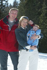17-03-2004 KONINKLIJK HUIS: ALEX-AMALIA-MAXIMA OP VAKANTIE IN LECH OOSTENRIJK.Voor Amalia de eerste keer in de sneeuw in Lech.
foto: Albert den Iseger